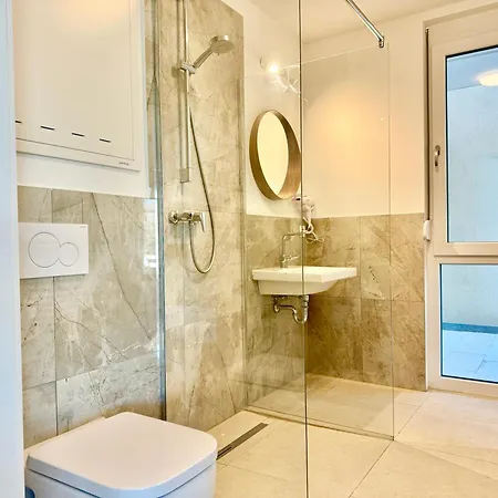 Apartment Modernes Mit Balkon Naehe Scs *